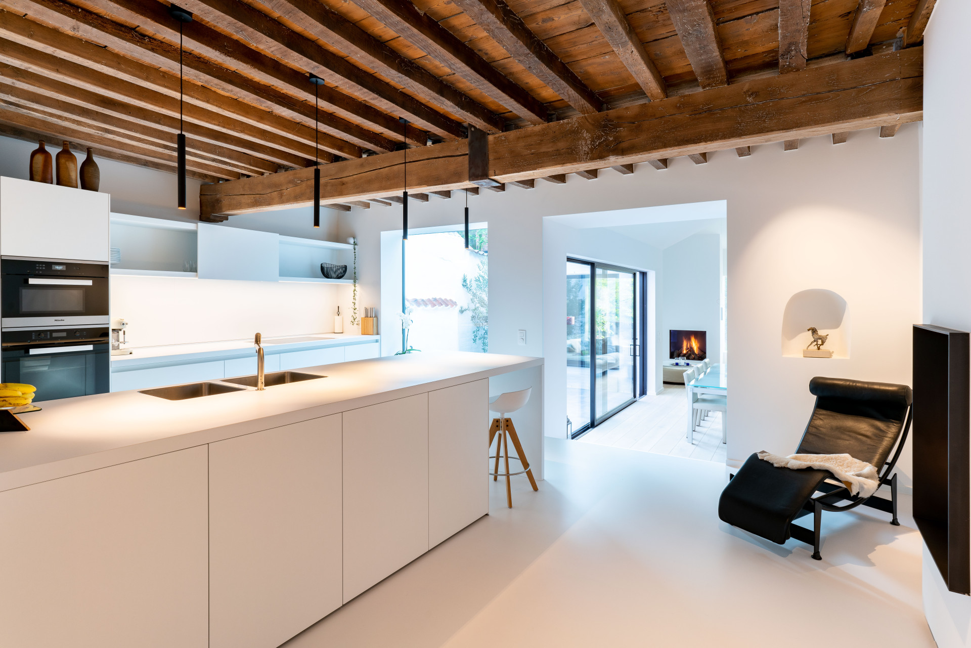 Nobel_TexturedBlack (4) (1)